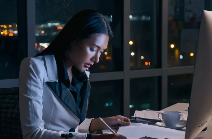 Une femme qui travaille de nuit à son bureau