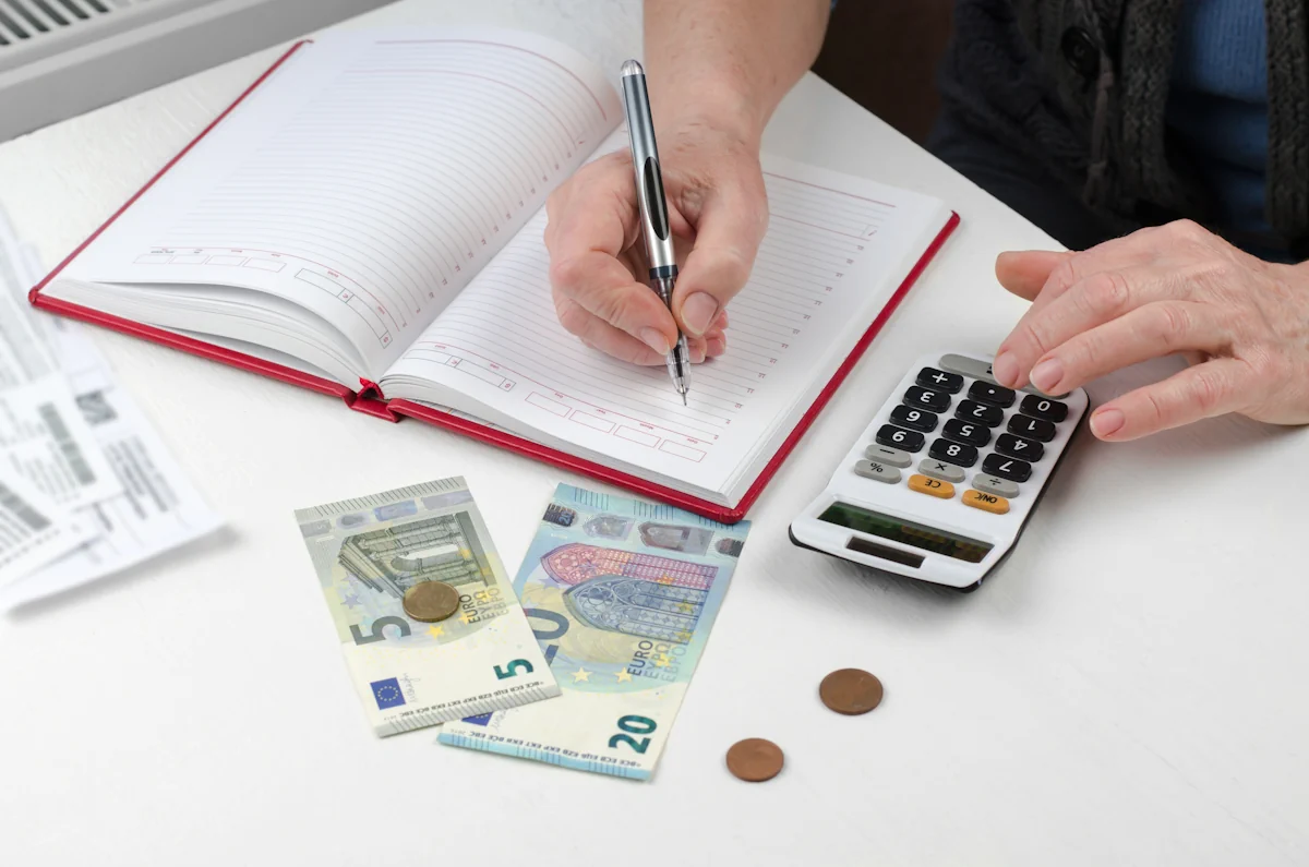 Un homme qui calcule ses dépenses mensuelles