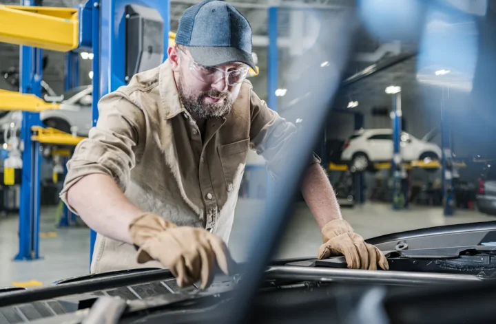 Un carrossier en atelier