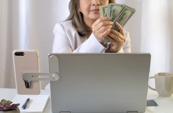 Une femme qui va payer une cotisation sociale