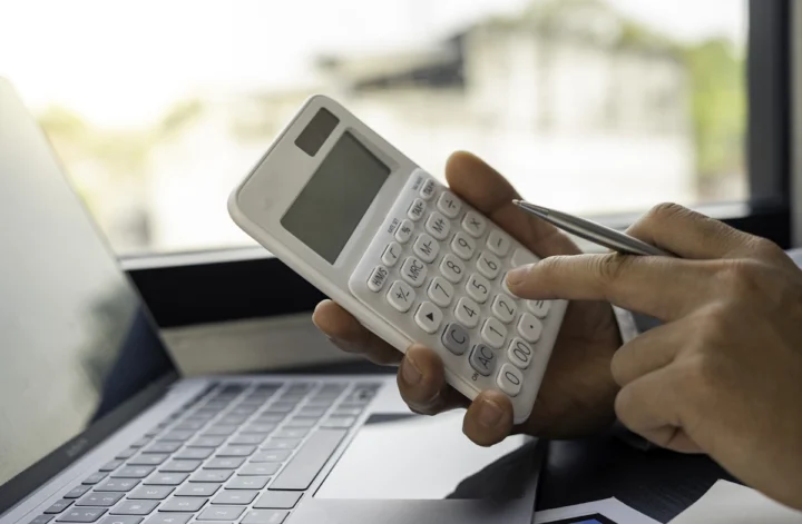 Une personne qui calcule indemnisation de chômage partiel