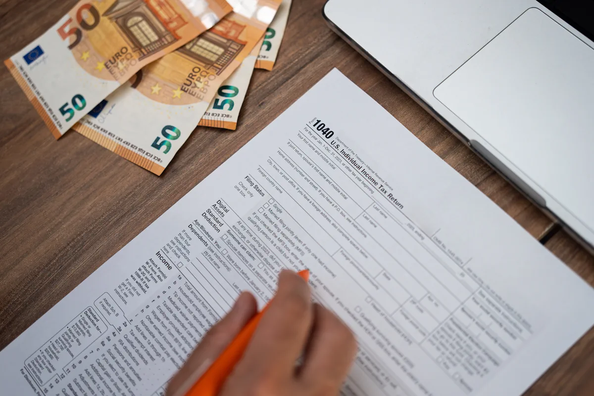 une personne qui remplit une déclaration fiscale entreprise