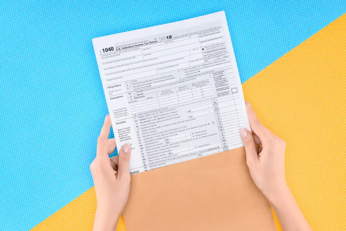 Une femme qui rend une déclaration fiscale