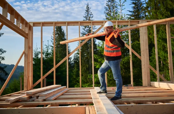 Un homme un construit une maison individuelle