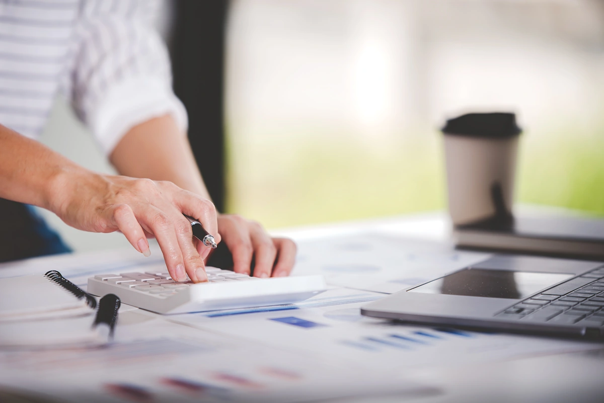 Une personne qui fait une facture