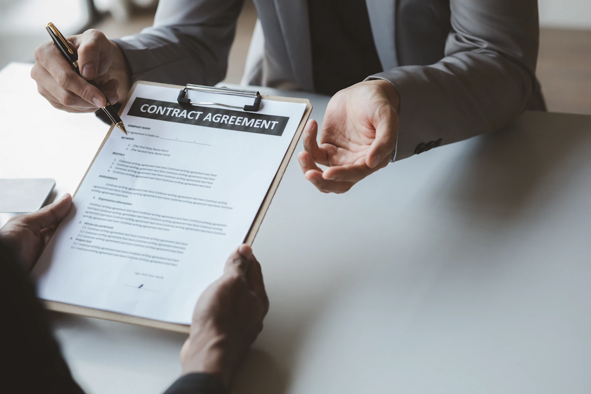 deux hommes qui négocie les clauses d'un contrat