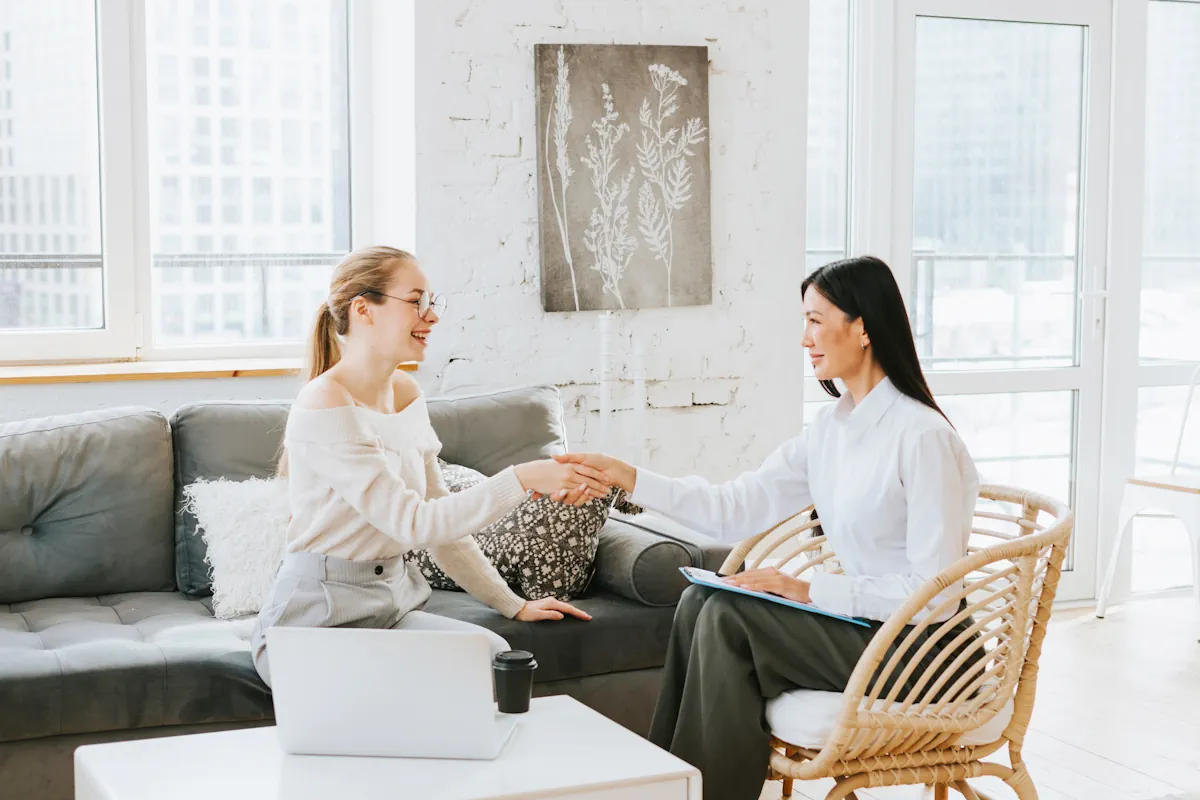 Une femme qui reçoit des clients à son domicile